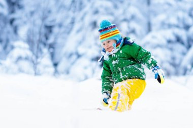 Kışın kar ile oynayan çocuk. Çocuklar açık havada.