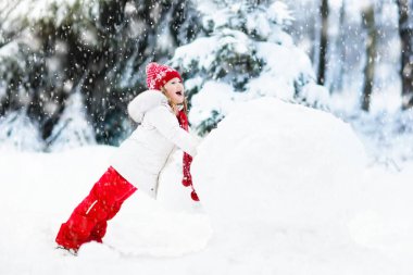 Kardan adam bina çocuklar. Kar çocuklarda. Kış eğlence.