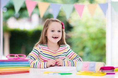 Çocuk için Okul ödevlerini yapıyor. Çocuklar öğrenmek ve boya.