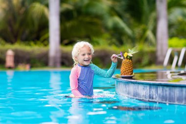 Çocuk Yüzme Havuzu barda suyu içme