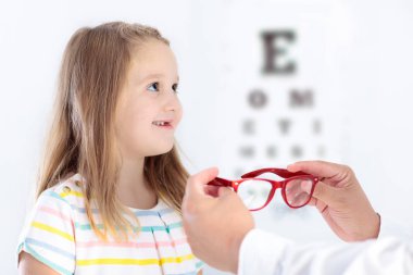 Göz görme testi, çocuk. Optitian evlat. Gözlük çocuklar için.