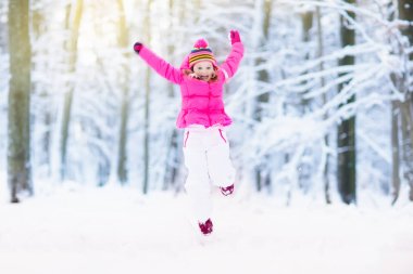 Kışın kar ile oynayan çocuk. Çocuklar açık havada.