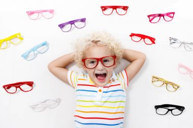 Göz görme testi, çocuk. Optitian evlat. Gözlük çocuklar için.