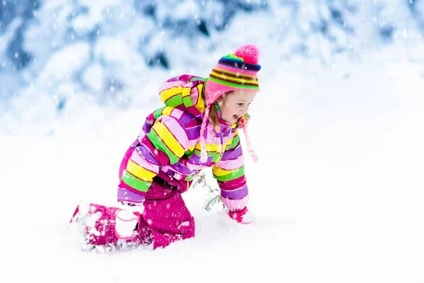 Criança brincando com neve no inverno. Crianças ao ar livre . — Fotografia de Stock