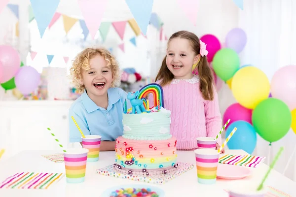 Festa di compleanno per bambini con torta — Foto Stock