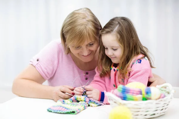 Moeder en kind breien. Brei slijtage. Ambachten met kinderen. — Stockfoto