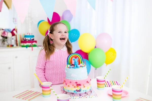 Kids birthday party with cake — Stock Photo, Image