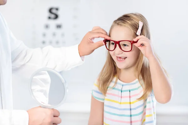 Kind op zicht oogtest. Kid op optitian. Brillen voor kinderen. — Stockfoto