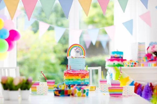 Decoración de fiesta de cumpleaños para niños y pastel — Foto de Stock