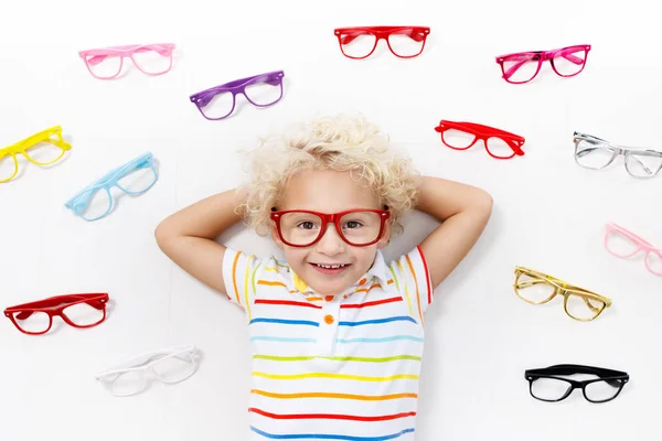 Prueba del niño a la vista. Un chico optimista. Gafas graduadas para niños . — Foto de Stock