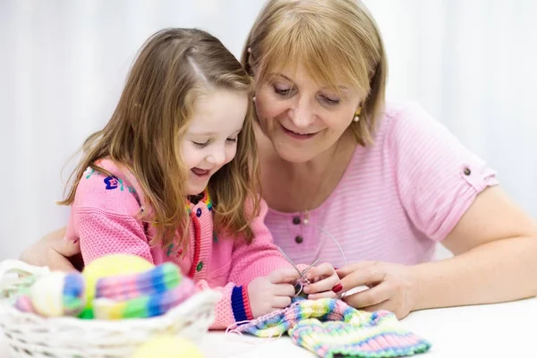 Mutter und Kind stricken. Strickwaren. Basteln mit Kindern. — Stockfoto