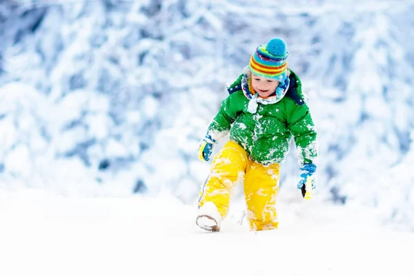 Kind spelen met sneeuw in de winter. Kinderen buiten. — Stockfoto