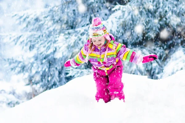 Kind spelen met sneeuw in de winter. Kinderen buiten. — Stockfoto