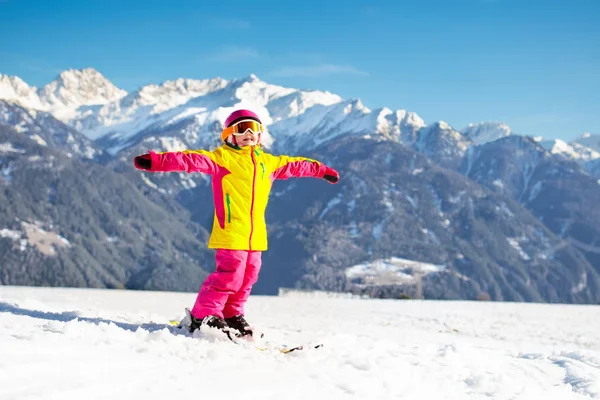 Sports d'hiver pour enfants. Les enfants skient. Ski familial . — Photo