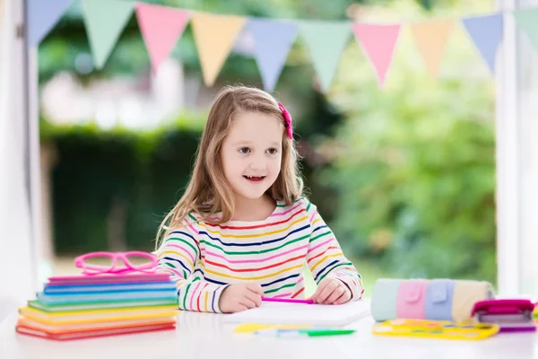 Bambino che fa i compiti per la scuola. Bambini imparano e dipingono . — Foto Stock