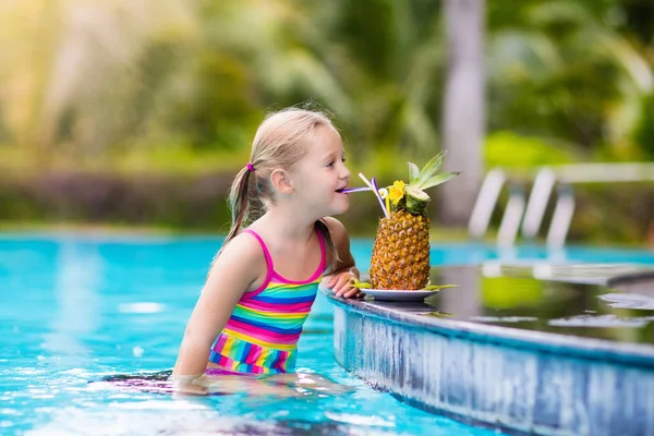プール ・ バーでパイナップル ジュースを持つ子供 — ストック写真