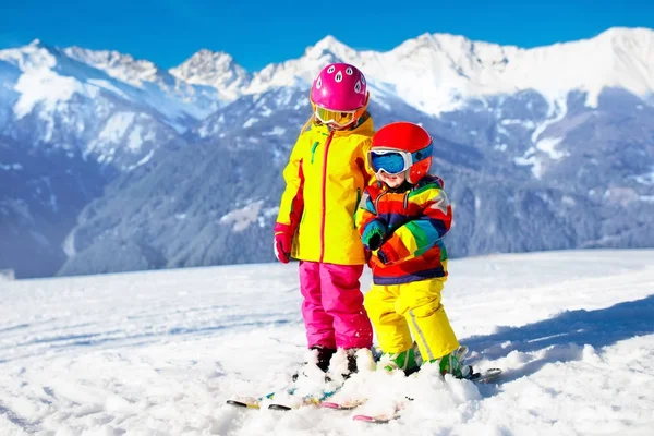 Kinder Wintersport. Kinder fahren Ski. Familienskifahren. — Stockfoto