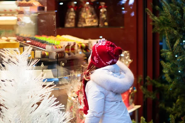 Criança na feira de Natal. Mercado de Natal . — Fotografia de Stock