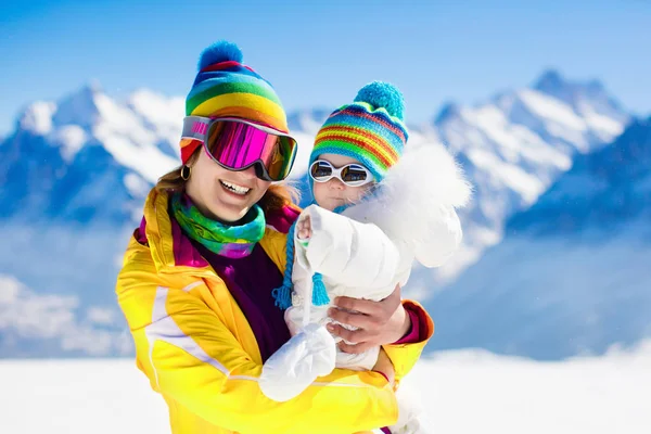 Ski familial et plaisir de neige dans les montagnes d'hiver — Photo