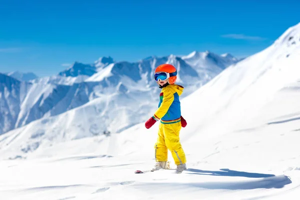 雪の冬のスポーツを子供たちには。子供をスキーします。家族スキー. — ストック写真