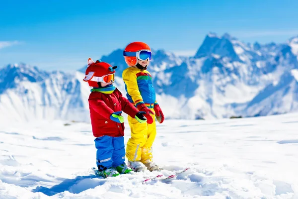スキー用、子供のための冬の楽しみは雪。子供たちのスキー. — ストック写真