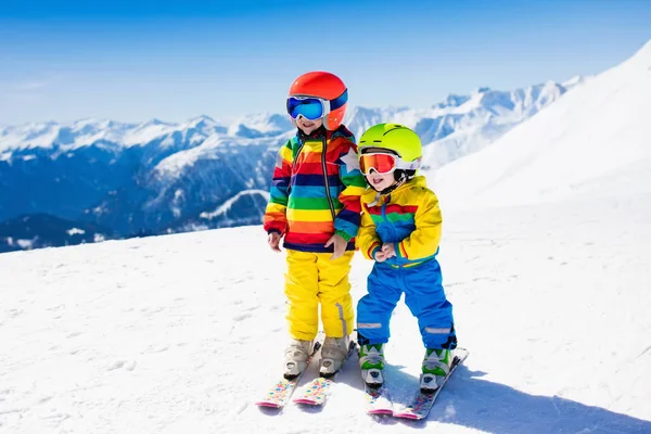 Sci e neve divertimento invernale per bambini. Bambini che sciano . — Foto Stock