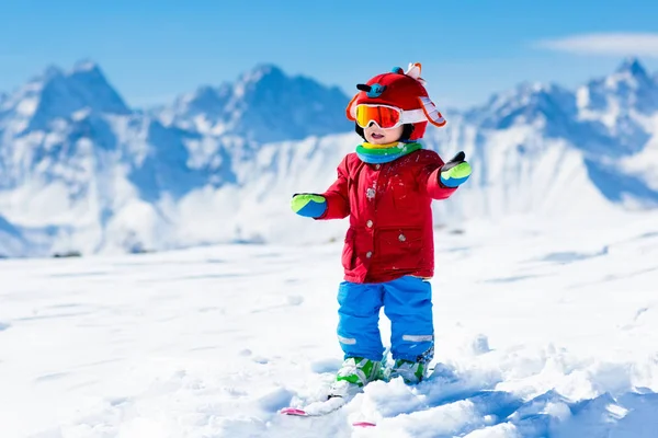 雪の冬のスポーツを子供たちには。子供をスキーします。家族スキー. — ストック写真
