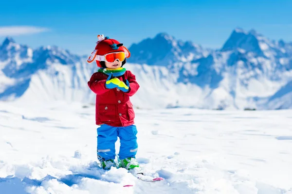 Dětský zimní snow sport. Děti na lyžích. Rodinné lyžování. — Stock fotografie