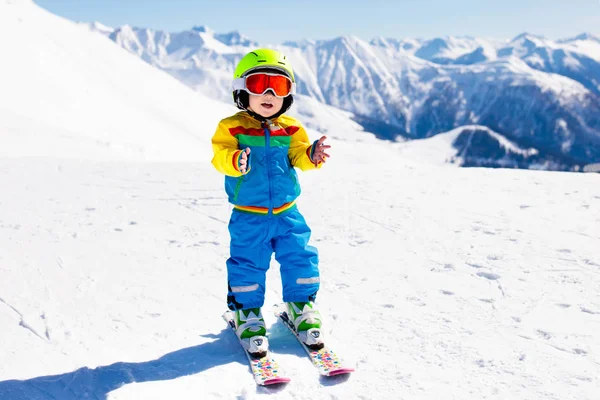 Bambini sport invernali sulla neve. I bambini sciano. Sciare in famiglia . — Foto Stock