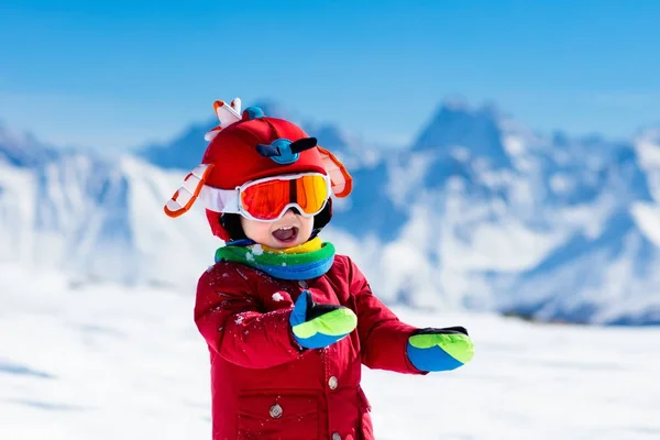 Дети зимний снежный спорт. Дети катаются. Семейные лыжи . — стоковое фото