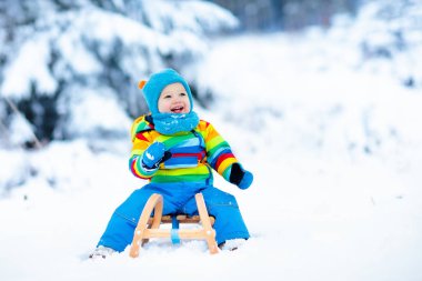 Çocuk kızağı binmek. Kızakla çocuk. Kızak ile çocuk