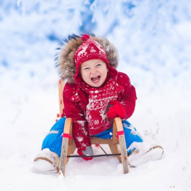 Çocuklar karda oynamak. Kış kızağı binmek çocuklar için