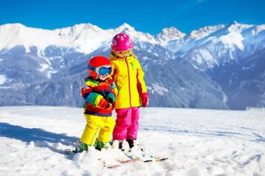 Kış kar spor çocuklar. Çocuk Kayak. Aile Kayak.