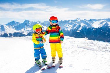 Kayak ve kar kış eğlenceli çocuklar için. Çocuk Kayak.