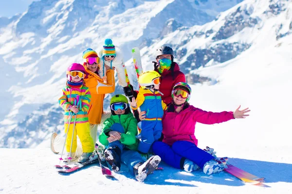 Sci e divertimento sulla neve. Famiglia in montagna invernale . — Foto Stock