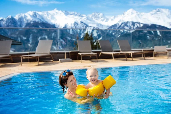 Famille dans la piscine extérieure de station thermale alpine — Photo