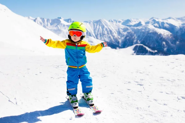 孩子冬季冰雪运动。儿童滑雪。家庭滑雪. — 图库照片