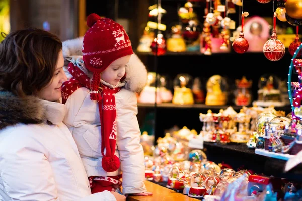 Matka i dziecko na Jarmark bożonarodzeniowy — Zdjęcie stockowe