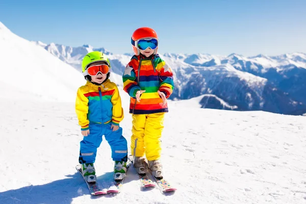 Ski e neve inverno divertido para as crianças. Crianças esquiando . — Fotografia de Stock