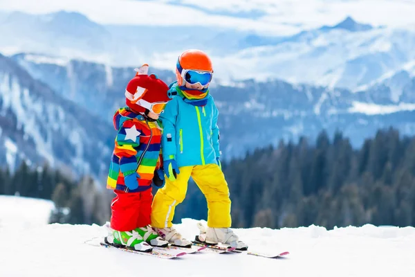 A gyerekek télen hó sport. Gyerek sí. Családi síelés. — Stock Fotó