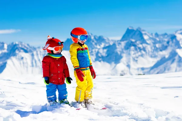 Ski e neve inverno divertido para as crianças. Crianças esquiando . — Fotografia de Stock