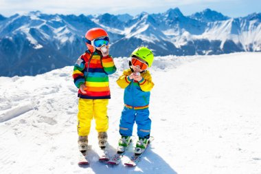 Kayak ve kar kış eğlenceli çocuklar için. Çocuk Kayak.