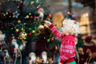 Çocuklar pencere alışveriş. Noel hediyesi. Xmas hediye.