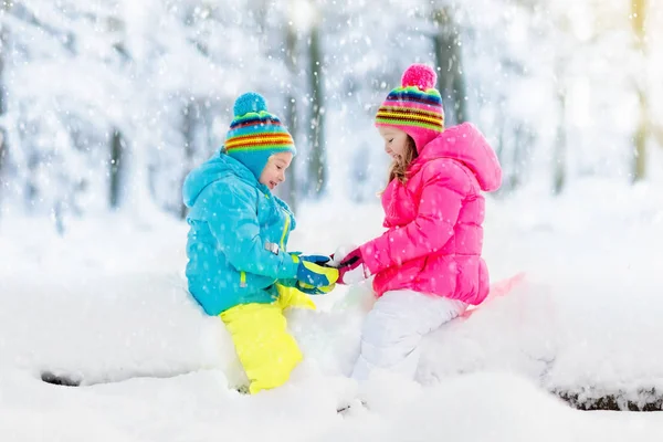 Dzieci gry w śniegu. Dzieci bawią się na zewnątrz w zimowym śniegu. — Zdjęcie stockowe