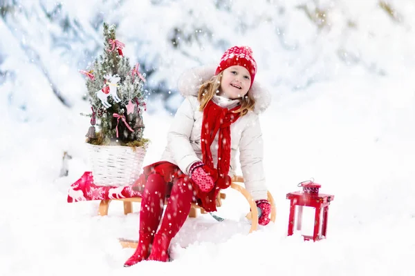 Enfants avec sapin de Noël. Neige hiver amusant pour les enfants . — Photo