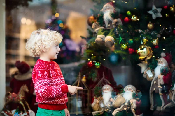 Kids window shopping. Christmas presents. Xmas gifts. — Stock Photo, Image