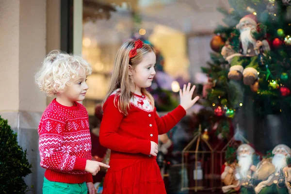 Дети покупают рождественские подарки. Дети покупают рождественские украшения — стоковое фото