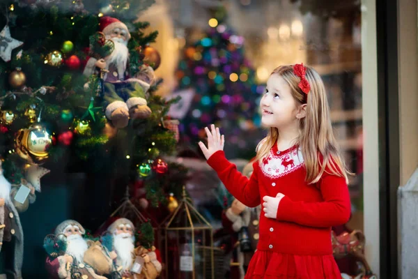 Schaufensterbummel für Kinder. Weihnachtsgeschenke. Weihnachtsgeschenke. — Stockfoto