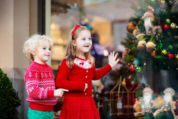 Çocuklar Noel için alışveriş sunar. Çocuk Xmas Dekorasyo satın — Stok fotoğraf