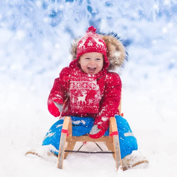 Les enfants jouent dans la neige. Randonnée en traîneau d'hiver pour enfants — Photo